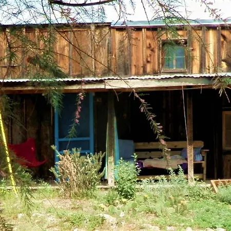 Ocho Guesthouse & Weaver'S Studio Espanola Exterior photo